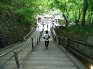 歩く男性