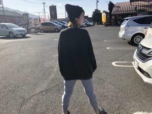 黒の洋服を着た女性