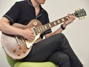 ギターを弾く